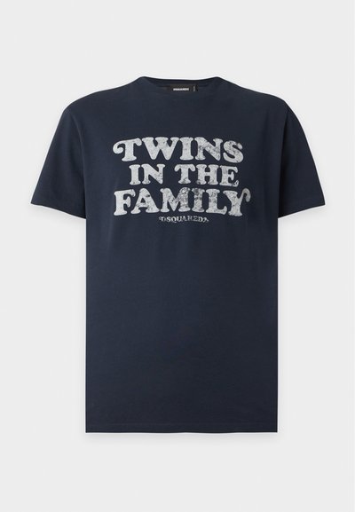 Μπλε ναυτικό κοντομάνικο T-shirt με λευκό κείμενο που λέει ""TWINS IN THE FAMILY"" με έντονη vintage γραμματοσειρά στο μπροστινό μέρος.