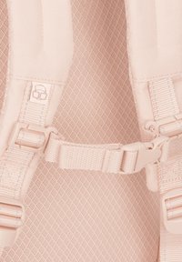 Világos rózsaszín hátizsák, texturált anyagból, állítható pántokkal és műanyag csattal a biztonságos zárás érdekében.