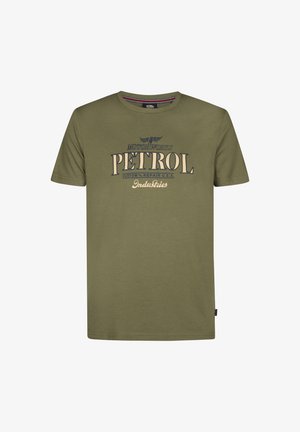 Olivgrünes T-Shirt aus Baumwolle mit kurzen Ärmeln, Rundhalsausschnitt und großem aufgedrucktem Logo mit der Aufschrift "PETROL Industries."