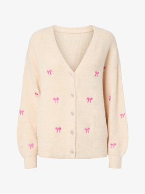 Κρεμ ζακέτα με ριμπ υφή. Διαθέτει ροζ κεντητά φιογκάκια και πέντε κουμπιά στη μπροστινή πλευρά. V-λαιμόκοψη και ελαφρώς φουσκωτά μανίκια.