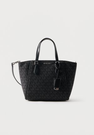 Sac cabas noir Michael Kors avec motif monogramme, double anses, bandoulière amovible et petite étiquette en cuir suspendue.
