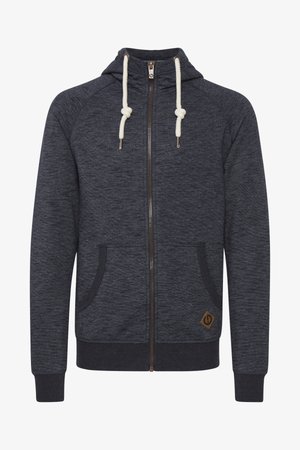 Sötétszürke cipzáras kapucnis pulóver texturált felülettel, húzózsinóros kapucnival, két oldalsó zsebbel és egy kis barna logóval az alján.