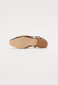 Pantof cu toc înalt cu imprimeu leopard, vârf ascuțit negru, curea ajustabilă și talpă texturată. Fabricat din materiale sintetice.