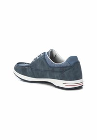 Zapatillas de deporte azul de ante con parte superior de tela texturizada, entresuela blanca y franja de acento roja. Presenta ojales metálicos y cordones.