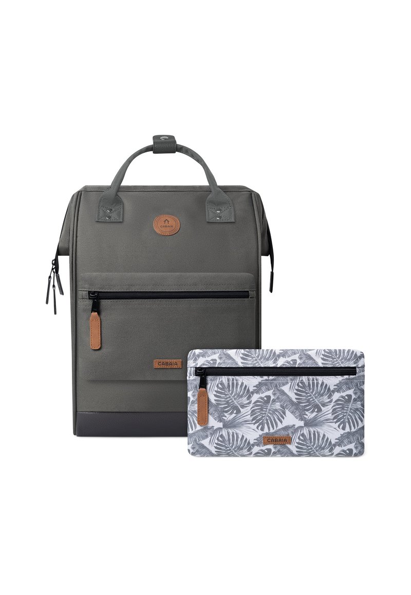 Sac à dos en tissu gris au design structuré, avec une poignée supérieure, une poche zippée à l'avant et une pochette amovible avec un motif de feuille.