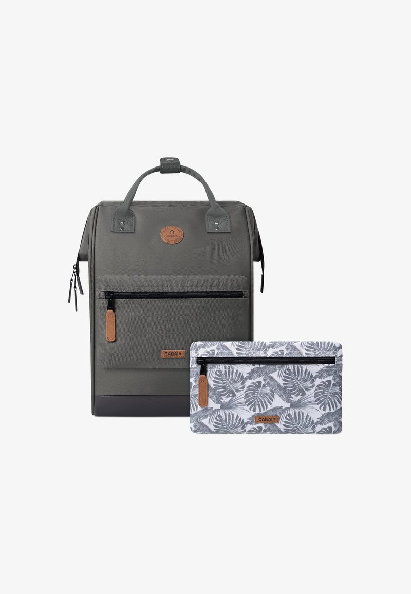 Zaino in tessuto grigio con un design strutturato, dotato di una maniglia superiore, tasca frontale con zip e una pochette rimovibile con un motivo a foglia.