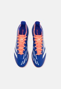 Botas de fútbol azules con cordones naranjas, que cuentan con un diseño suave, rayas blancas y una parte superior texturizada para mayor agarre y rendimiento.