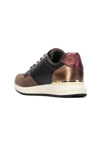 Zapatilla multicolor que presenta ante de color marrón, cuero texturizado negro, acentos en color burdeos y una lengüeta metálica dorada en el talón. Suela blanca gruesa.