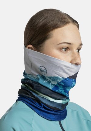 Gaiter multifuncional para el cuello en tejido transpirable y elástico. Presenta un patrón de montañas en azul y blanco, con el logotipo en el lado. Textura suave.