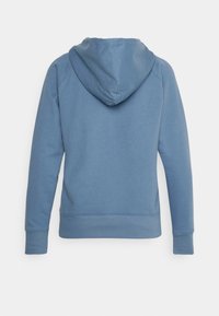 Felpa con cappuccio blu caratterizzata da una consistenza morbida, polsini a coste e un orlo curvo. Il design è semplice, senza motivi o accenti visibili.