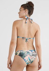 Conjunto de biquíni com padrão floral em verde, azul e rosa. O top amarra no pescoço e nas costas; a parte de baixo tem um corte baixo.