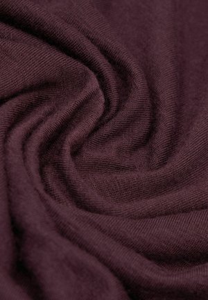 Burgundy stickad tyg med en slät textur, som visar intrikata vävda mönster och draperade veck. Mjukt och lätt material.
