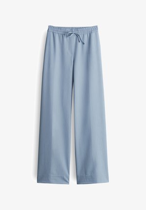 Helle blaue weite Hosen aus glattem Stoff, mit einem elastischen Bund und Kordelzug, ohne sichtbare Taschen oder zusätzliche Details.