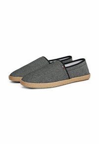 Grå stof slip-on sko med sorte accenter og en sål af jute reb. Glat tekstur med rund tå og stribet inderside.