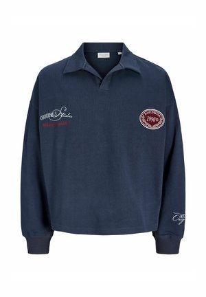 Tricou polo bleumarin cu mâneci lungi și guler, cu patch-uri brodate cu text „ORIGINALS Studio”, „Worldwide 1990©” și detaliu la mânecă.