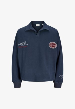 Tricou polo bleumarin cu mâneci lungi și guler, cu patch-uri brodate cu text „ORIGINALS Studio”, „Worldwide 1990©” și detaliu la mânecă.