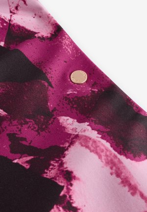 Daugiakalbė medžiaga rožinės ir juodos spalvos su abstrakčiais raštais. Suapvalintas metalinis akcentas su įspaustu logotipu. Minkšta, lygi tekstūra.