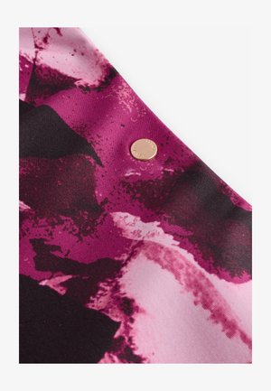 Vícebarevná tkanina v růžové a černé barvě s abstraktními vzory. Obsahuje kulatý kovový prvek s raženým logem. Měkká, hladká textura.