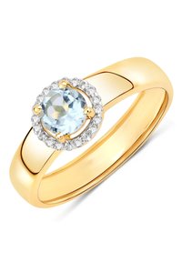 Bague en or ornée d'une pierre ronde bleu clair entourée d'un halo de petites pierres claires, avec un fin band poli.