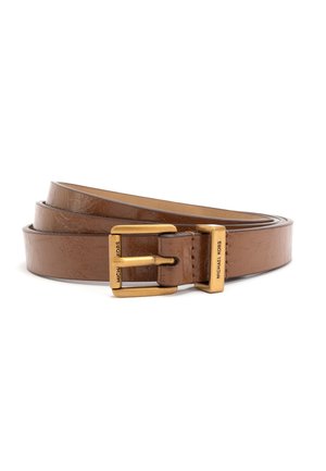 Bruine leren riem opgerold met goudkleurige rechthoekige gesp, gegraveerd met "Michael Kors" op zowel de gesp als de lus.