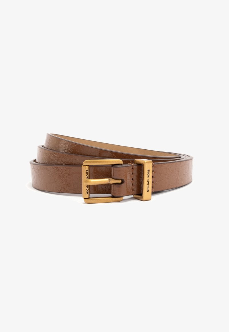 Ceinture en cuir marron enroulée avec une boucle rectangulaire dorée gravée de "Michael Kors" à la fois sur la boucle et sur le passant.