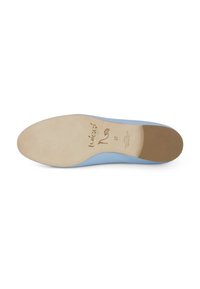 Suela de zapato azul claro con un fondo liso y ligeramente texturizado. Presenta una plantilla beige con un logotipo impreso y tamaño 37.