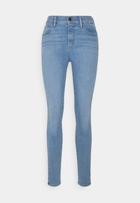 Jeans ajustados de color azul claro, confeccionados en denim, con una cintura alta, cinco bolsillos y una textura lisa, ligeramente desvaída. Cierre delantero con botón.