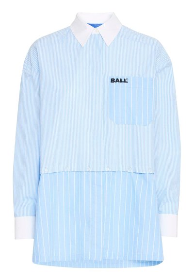 Gaiši zilā krāsā garām piedurknēm krekls ar baltu svītru rakstu, balts apkakles, krūšu kabata un logo. Piedāvā pogas ar spiedpogu apakšmalā.