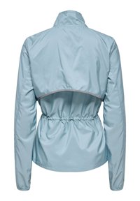 Veste légère bleu clair avec taille cintrée, col montant et design incurvé à l'arrière. Texture lisse et poignets élastiques.