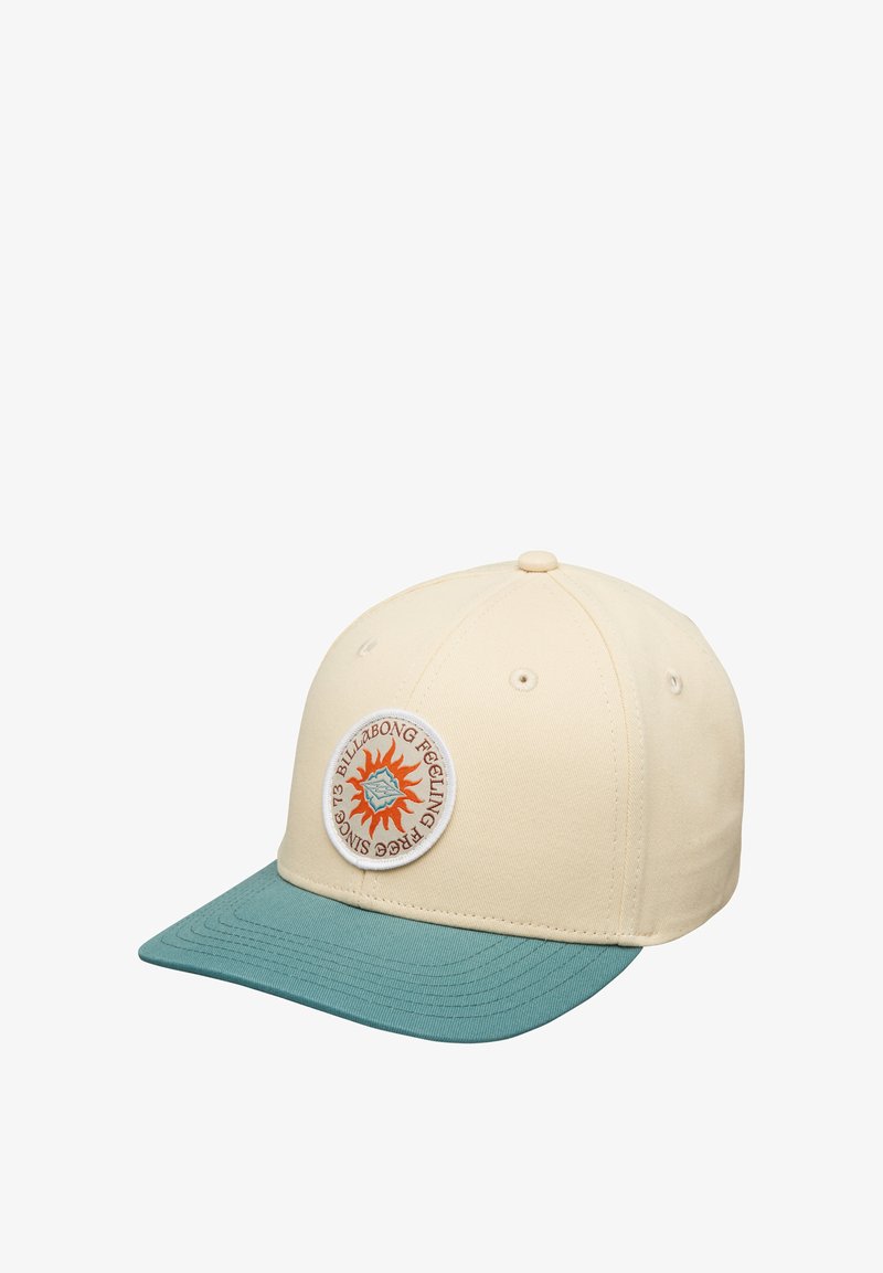 Cappellino color crema con visiera turchese, caratterizzato da una toppa circolare con un motivo solare in arancione e dettagli blu. Realizzato in tessuto, design strutturato.