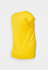 T-shirt amarelo de manga curta em tecido suave, com um corte descontraído e decote redondo. Textura lisa sem padrões ou detalhes visíveis.