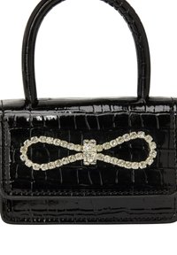 Musta tekonahkabag, jossa on krokotiilinäköinen pinta, ja etuosassa on kristallikoristeltu nauha sekä lyhyet kahvat.