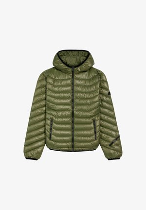 Oliwkowa puchowa kurtka z kapturem, z zamkiem z przodu i dwiema bocznymi kieszeniami. Posiada pikowany wzór i czarne akcenty zamka.