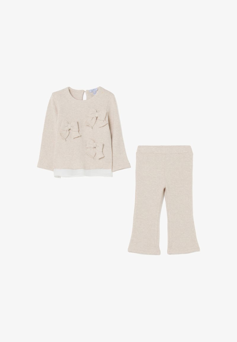 Beige lange mouw top met drie decoratieve strikken, gecombineerd met bijpassende flared broek, beide gemaakt van zachte brei-stof.