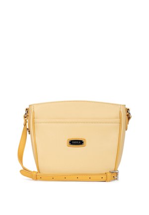 Sac bandoulière en cuir jaune avec sangle ajustable et plaque métallique frontale avec logo "FAGOLA" sur fond blanc uni.