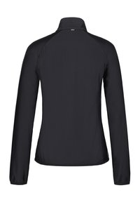 Svart figursydd jacka med långa ärmar och hög krage, med en slät yta och subtilt quiltat mönster. Ingen synlig hårdvara eller detaljer.