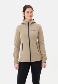 Beige Fleecejacke mit Kapuze, Frontreißverschluss und zwei Seitentaschen. Verfügt über schwarze Reißverschlussakzente und ein kleines Logo auf der Brust.