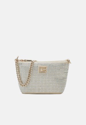 Lille lyse beige håndtaske med sølvnitter, guldkæde og en guldfarvet Guess-logo plade foran.