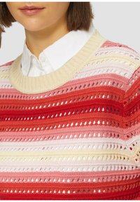 Rot- und rosa gestreifter Strickpullover mit offenen Mustern, runder beiger Ausschnitt und strukturiertem Stoff.