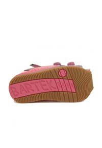 Scarpa per bambini Bartek caratterizzata da una tomaia sintetica rosa con forature, una suola in gomma testurizzata e un colletto imbottito per il comfort.