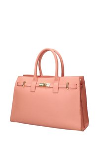 Perzikenleren handtas met dubbele handvatten, gouden hardware-accenten, een gestructureerde vorm en een textuur oppervlak. Elegantly ontworpen met een ritsluiting.