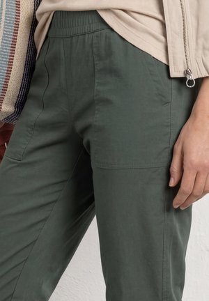 Street One, SLIM LEG CHINO MIT ELASTIKBUND - Kalhoty - cilantro green