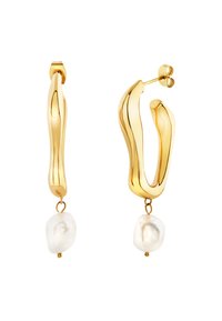 Złote skręcone kolczyki w kształcie obręczy z nieregularnymi białymi perłami zwisającymi z każdego kolczyka, wyeksponowane na białym tle.