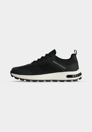 Pantof sport negru Armani Exchange cu talpă albă, panouri din plasă, design cu șiret și detalii cu marcă pe lateral și pe limba călcâiului.