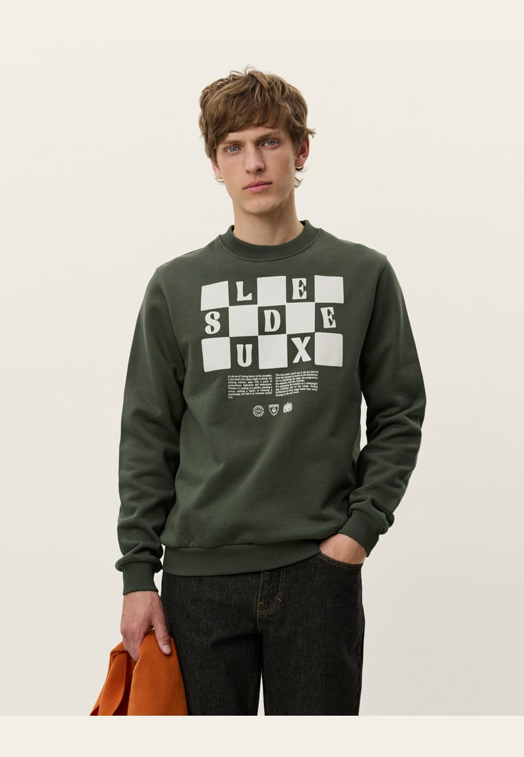 Sudadera de algodón verde con cuello redondo y mangas largas; presenta un diseño gráfico audaz en texto blanco en la parte frontal.