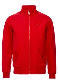 Röd zip-up jacka i slät tyg, med hög krage, sidofickor och ribbade mudd och nederkant. Liten logotyp på bröstet.