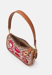 Brązowa skórzana i płócienna torba z haftowanymi wzorami czerwonej szminki, zamek błyskawiczny, złote okucia i długi brązowy pasek.