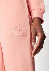 GANT TONAL SHIELD - Treniņtērpa apakšdaļas - peachy pink