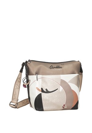 Beige-weiße Umhängetasche mit abstraktem weiblichem Gesicht, verstellbarem Riemen und metallischem Markenzeichen auf der oberen Vorderseite.