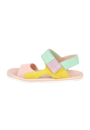 Sandalias coloridas de ante, con secciones en rosa, amarillo, verde y púrpura. Diseño abierto con correa ajustable para un ajuste seguro.